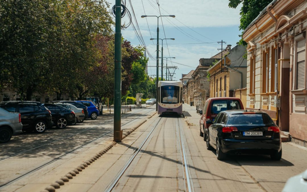 Șoferii nu mai pot opri sau staționa pe strada Gheorghe Doja