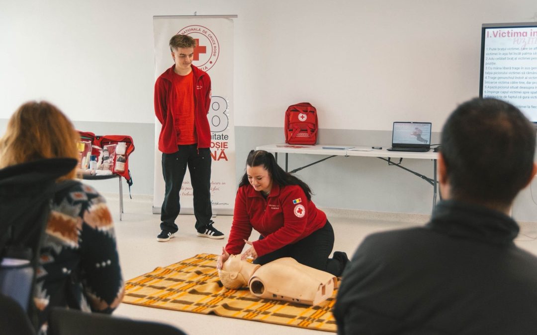 Sute de elevi și profesori din Arad învață să acorde primul ajutor